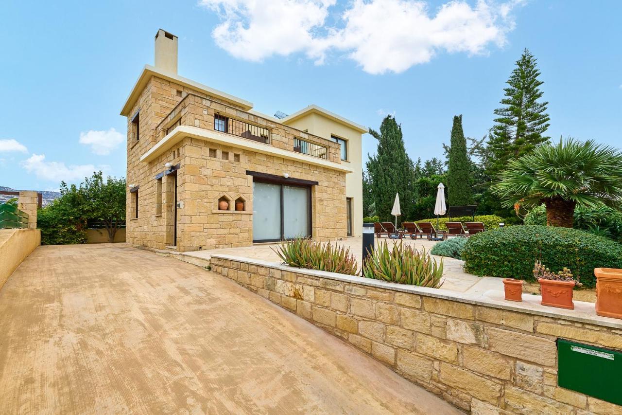 Villa Camelot By Ezoria Villas コーラル・ベイ エクステリア 写真