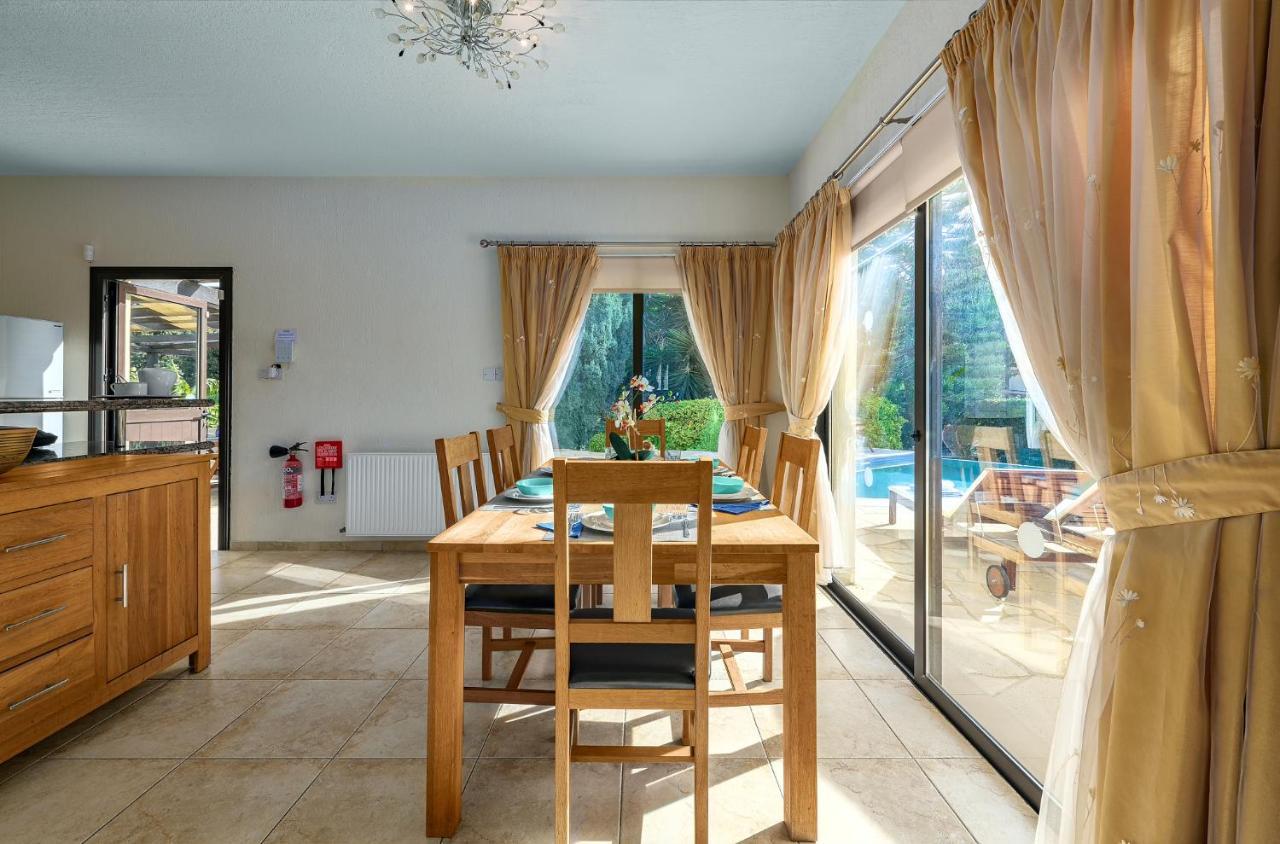 Villa Camelot By Ezoria Villas コーラル・ベイ エクステリア 写真